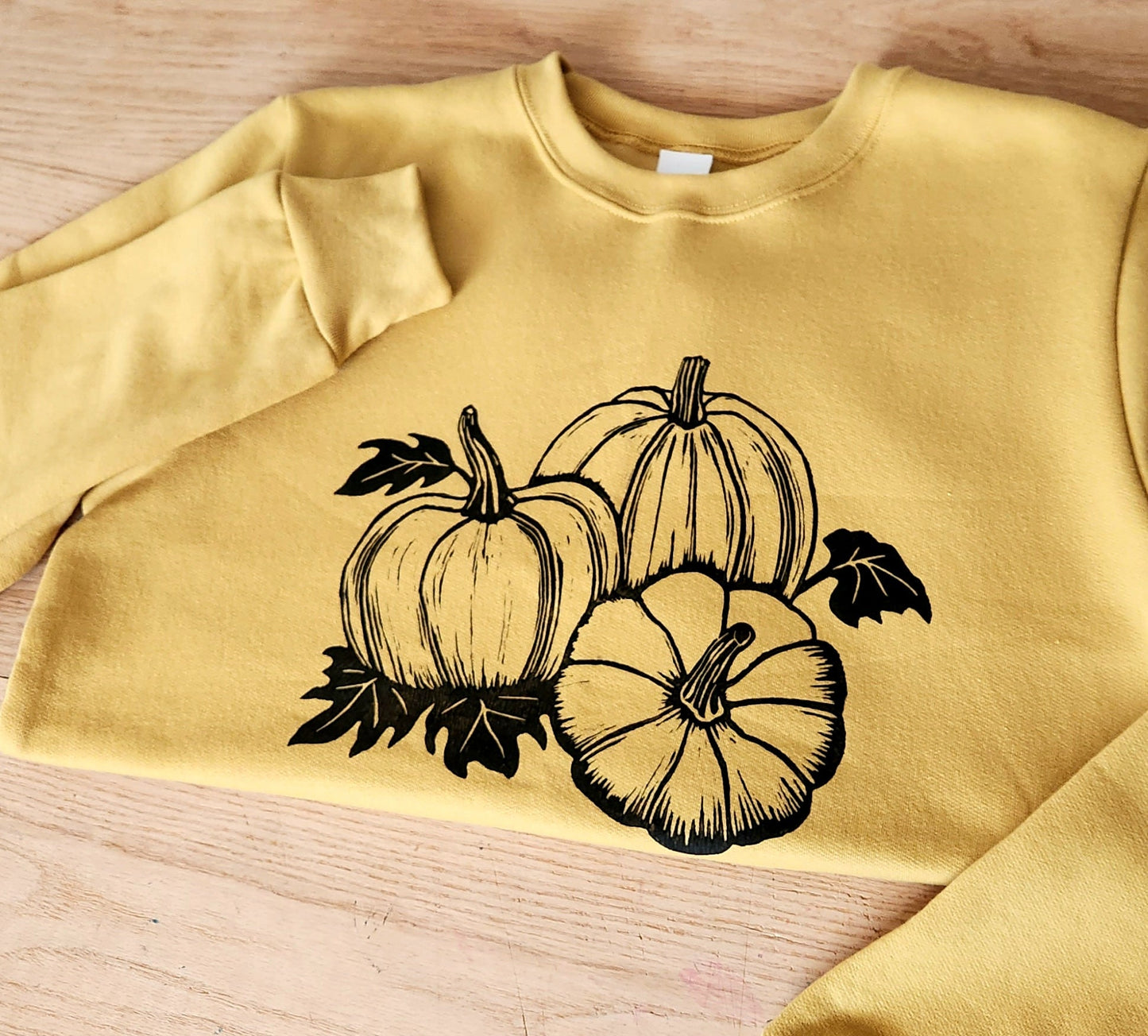 Sweat-shirt citrouille, col d’équipage d’automne imprimé à la main unisexe, illustration de patch de citrouille imprimée en bloc, pull linocut doux, mode éthique