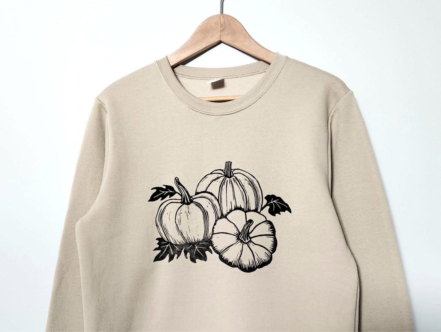 Sweat-shirt citrouille, col d’équipage d’automne imprimé à la main unisexe, illustration de patch de citrouille imprimée en bloc, pull linocut doux, mode éthique