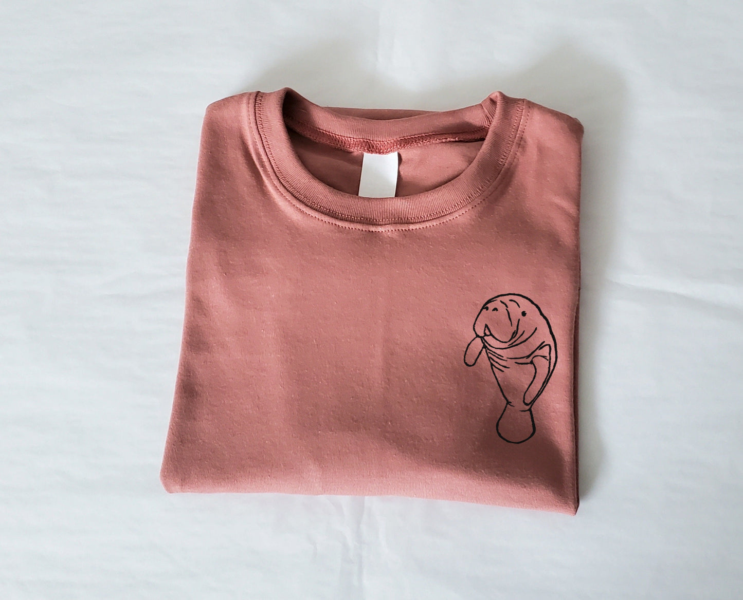 T-shirt lamantin, tee-shirt unisexe imprimé à la main, chemise de vache de mer minimaliste, t-shirt imprimé en bloc unique, chemise d'été douce, mode éthique