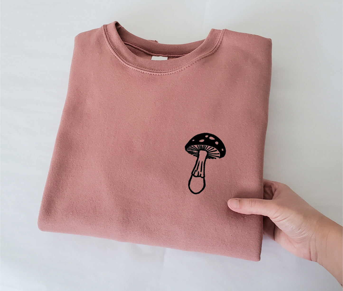 Sweat-shirt aux champignons, col d’équipage aux champignons linocut, pull imprimé à la main unisexe, pull botanique doux, mode éthique