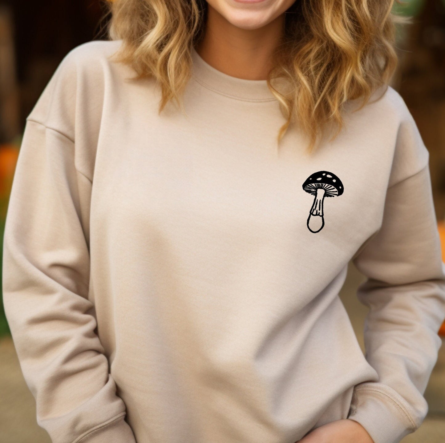 Sweat-shirt aux champignons, col d’équipage aux champignons linocut, pull imprimé à la main unisexe, pull botanique doux, mode éthique