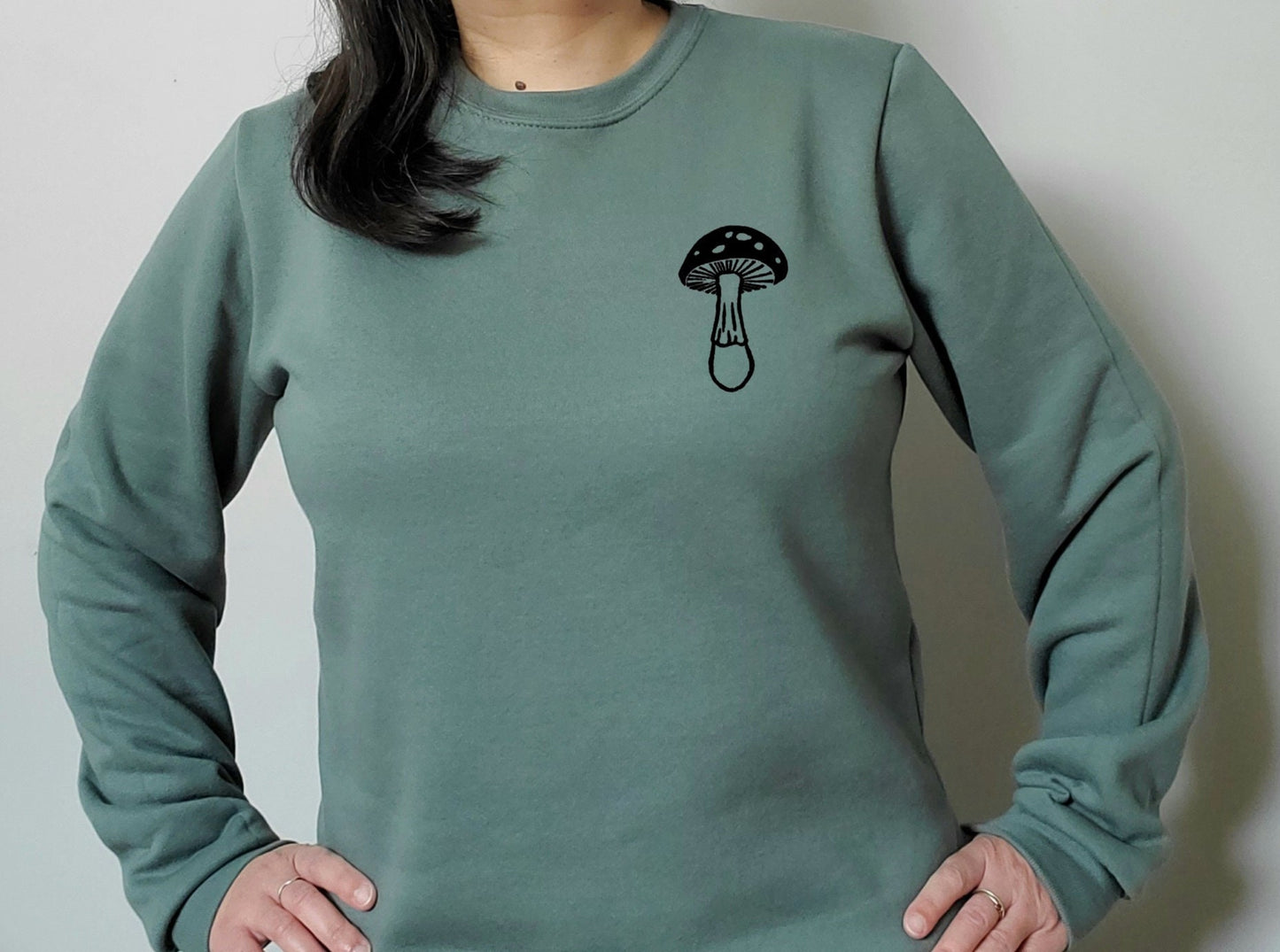 Sweat-shirt aux champignons, col d’équipage aux champignons linocut, pull imprimé à la main unisexe, pull botanique doux, mode éthique