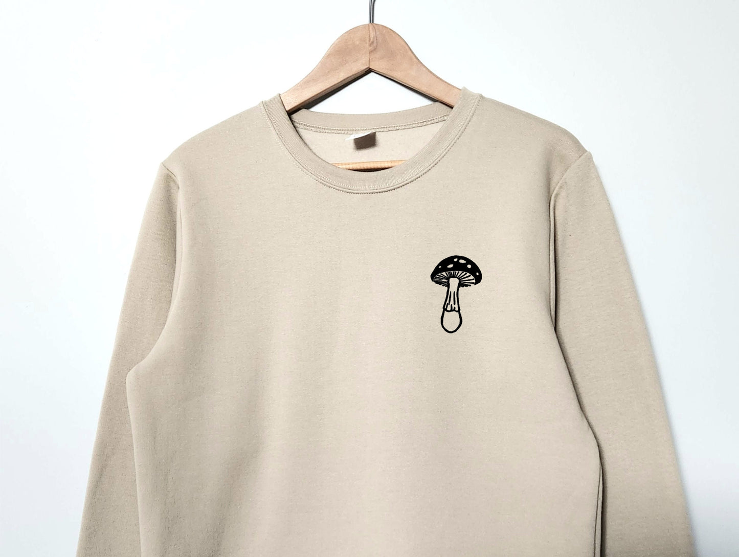 Sweat-shirt aux champignons, col d’équipage aux champignons linocut, pull imprimé à la main unisexe, pull botanique doux, mode éthique