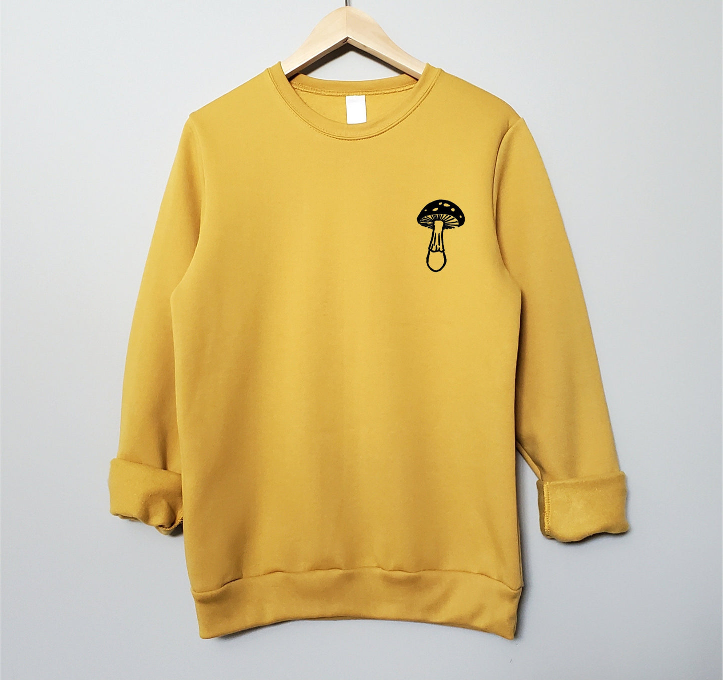 Sweat-shirt aux champignons, col d’équipage aux champignons linocut, pull imprimé à la main unisexe, pull botanique doux, mode éthique