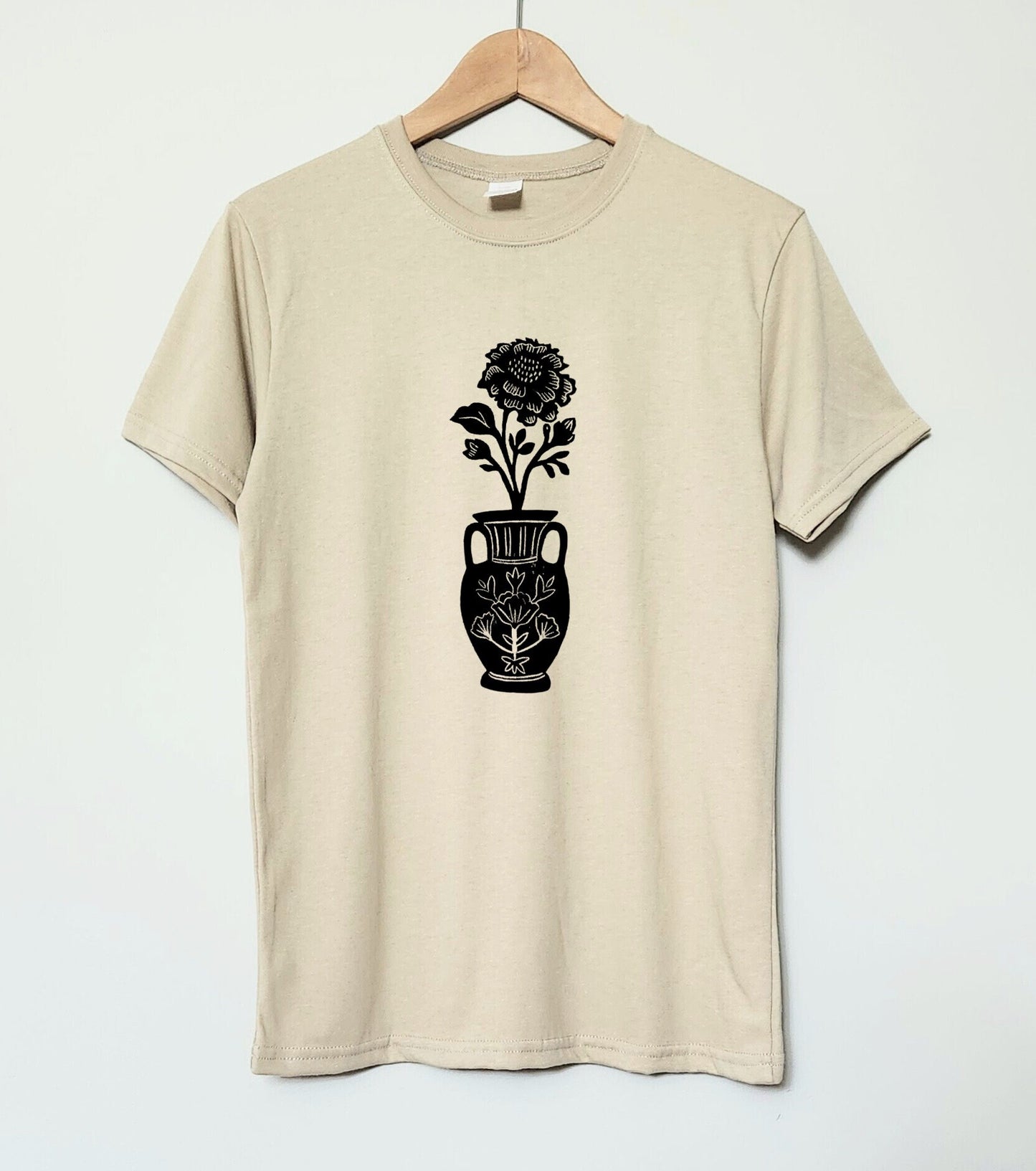 T-shirt vase à fleurs, t-shirt imprimé à la main UNISEX, imprimé botanique linocut, illustration de thème floral imprimé en bloc, mode éthique