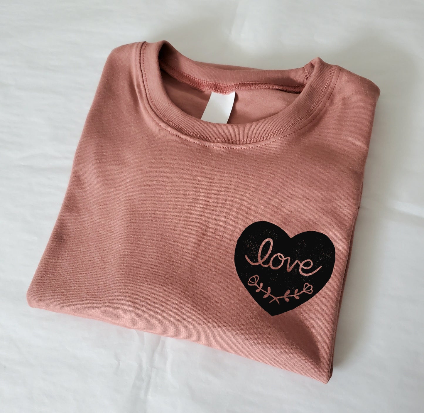 T-shirt d’amour graphique, t-shirt UNISEX imprimé à la main, tee-shirt imprimé cœur, mode minimaliste, cadeau unique, design imprimé en bloc, mode éthique