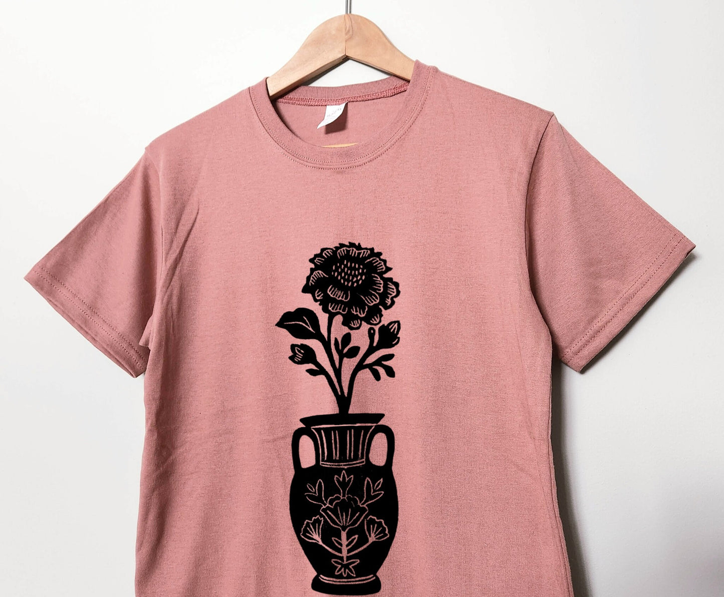 T-shirt vase à fleurs, t-shirt imprimé à la main UNISEX, imprimé botanique linocut, illustration de thème floral imprimé en bloc, mode éthique