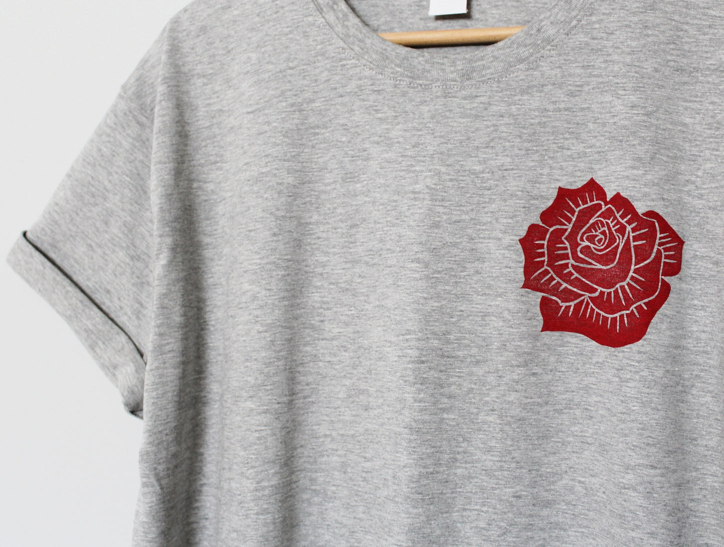 T-shirt rose rouge, chemise à fleurs imprimée à la main UNISEX, imprimé bloc floral minimaliste, tee-shirt lino botanique estampillé à la main, mode éthique