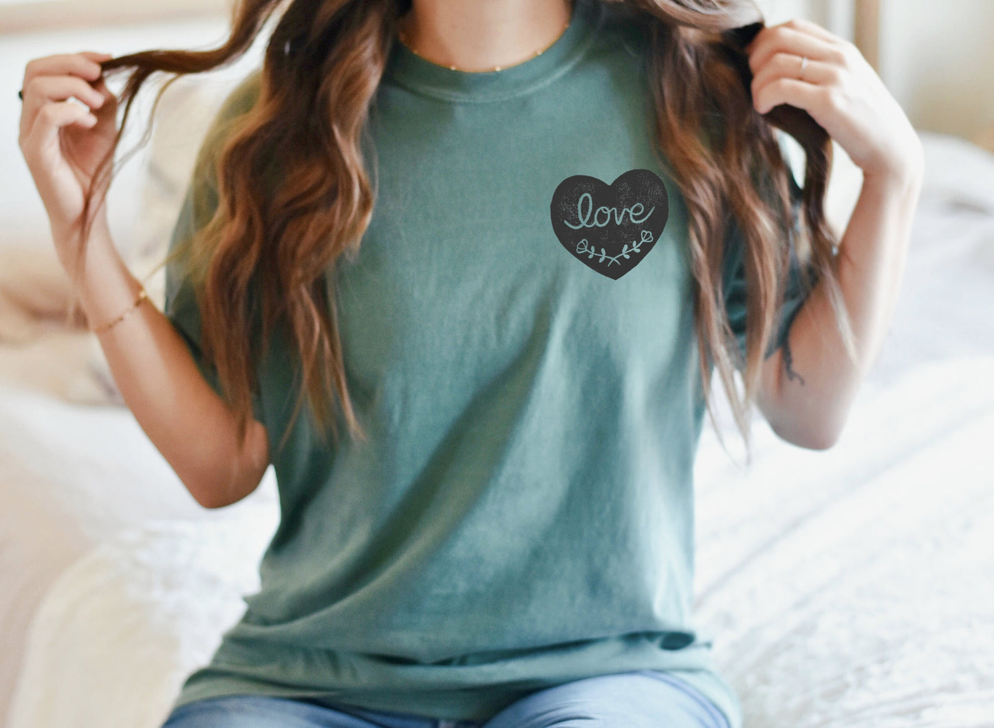 T-shirt d’amour graphique, t-shirt UNISEX imprimé à la main, tee-shirt imprimé cœur, mode minimaliste, cadeau unique, design imprimé en bloc, mode éthique