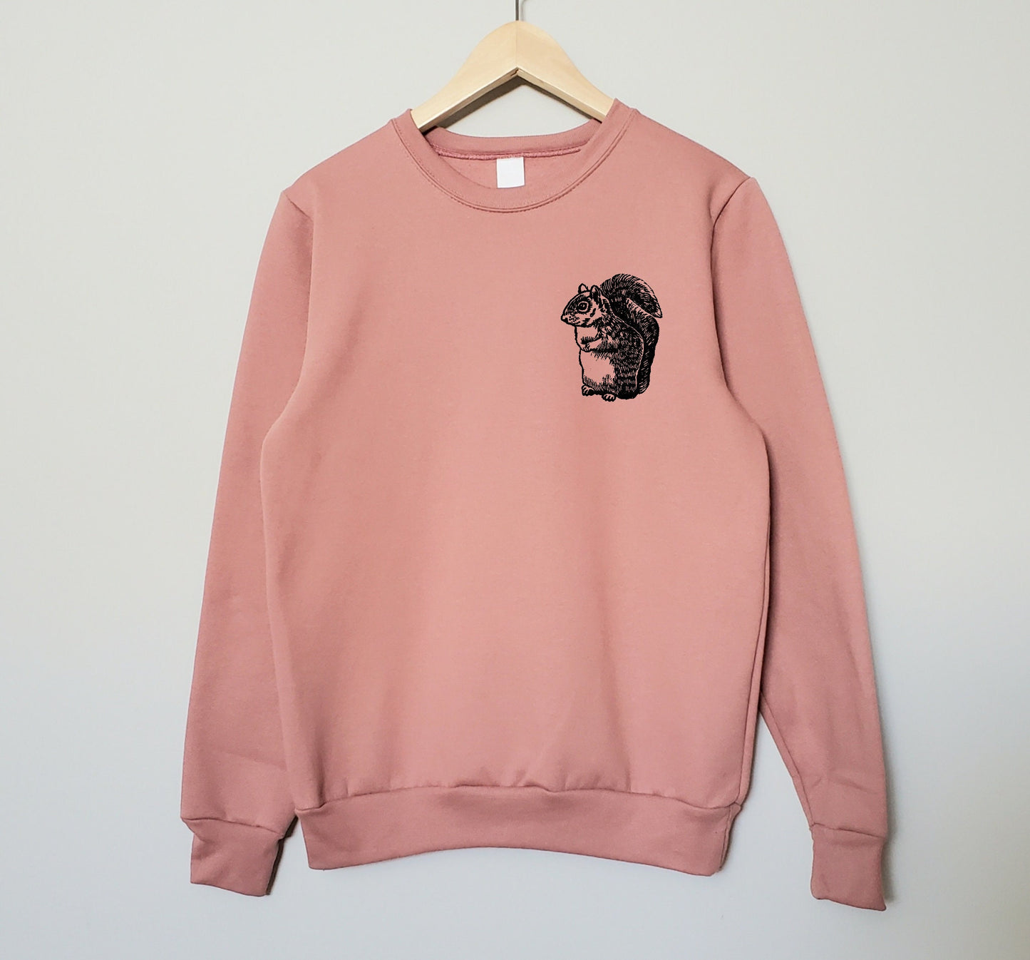 Sweat-shirt écureuil, col d’équipage imprimé à la main unisexe, illustration d’écureuil imprimé en bloc, pull mignon doux, vêtements de printemps, mode éthique
