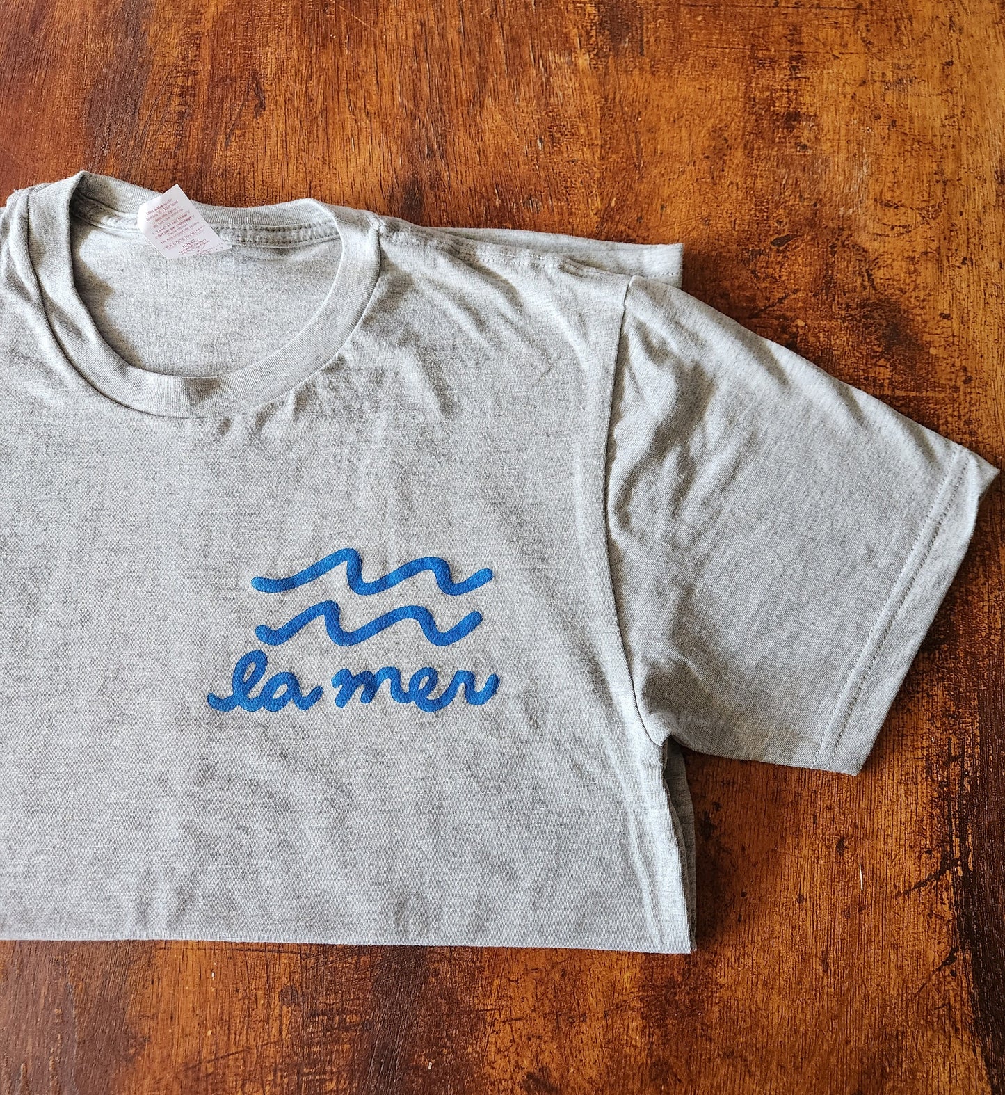 T-shirt La mer, tee-shirt graphique unisexe imprimé à la main, t-shirt de mer minimaliste imprimé bloc unique, chemise linocut printemps été douce, mode éthique