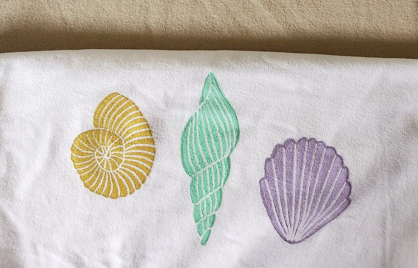 T-shirt coquillage, tee-shirt unisexe océan imprimé à la main, thème coquillages pastel, t-shirt de plage imprimé bloc, mode estivale biologique éthique