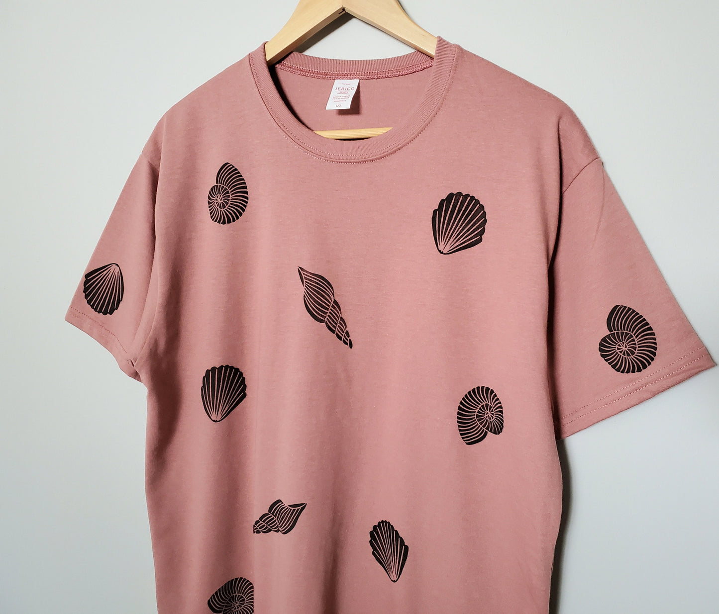 T-shirt coquillages, t-shirt unisexe imprimé à la main, imprimé sur le thème de l'océan linogravé, illustration de la mer côtière imprimée en bloc, mode éthique
