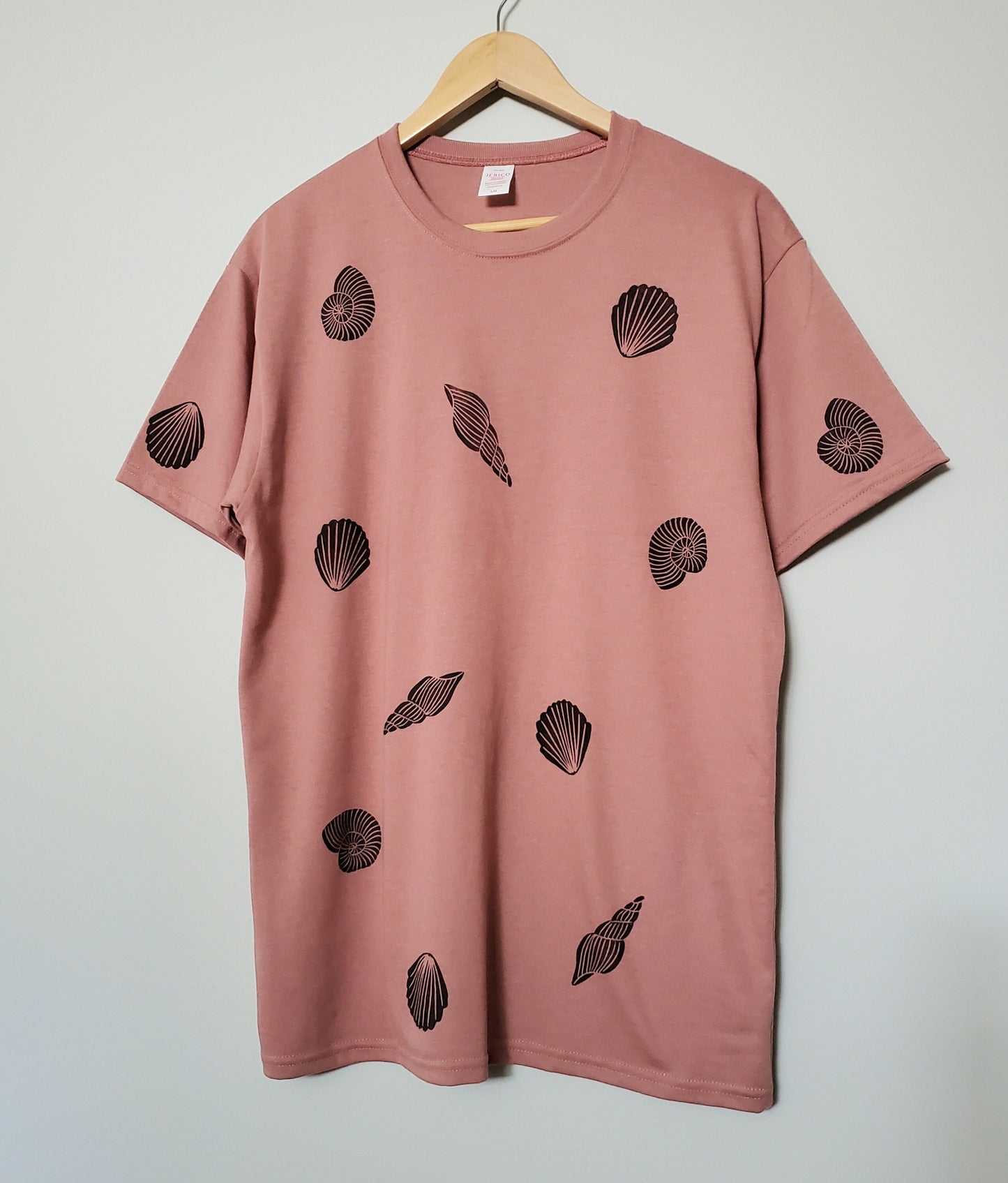 T-shirt coquillages, t-shirt unisexe imprimé à la main, imprimé sur le thème de l'océan linogravé, illustration de la mer côtière imprimée en bloc, mode éthique