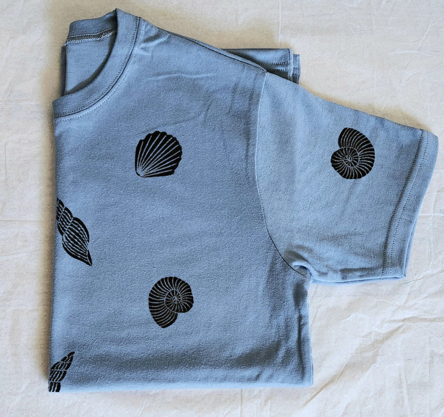 T-shirt coquillages, t-shirt unisexe imprimé à la main, imprimé sur le thème de l'océan linogravé, illustration de la mer côtière imprimée en bloc, mode éthique