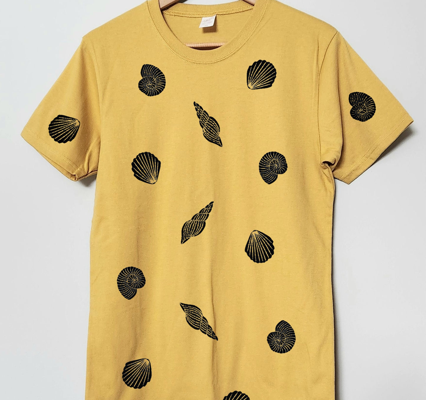 T-shirt coquillages, t-shirt unisexe imprimé à la main, imprimé sur le thème de l'océan linogravé, illustration de la mer côtière imprimée en bloc, mode éthique