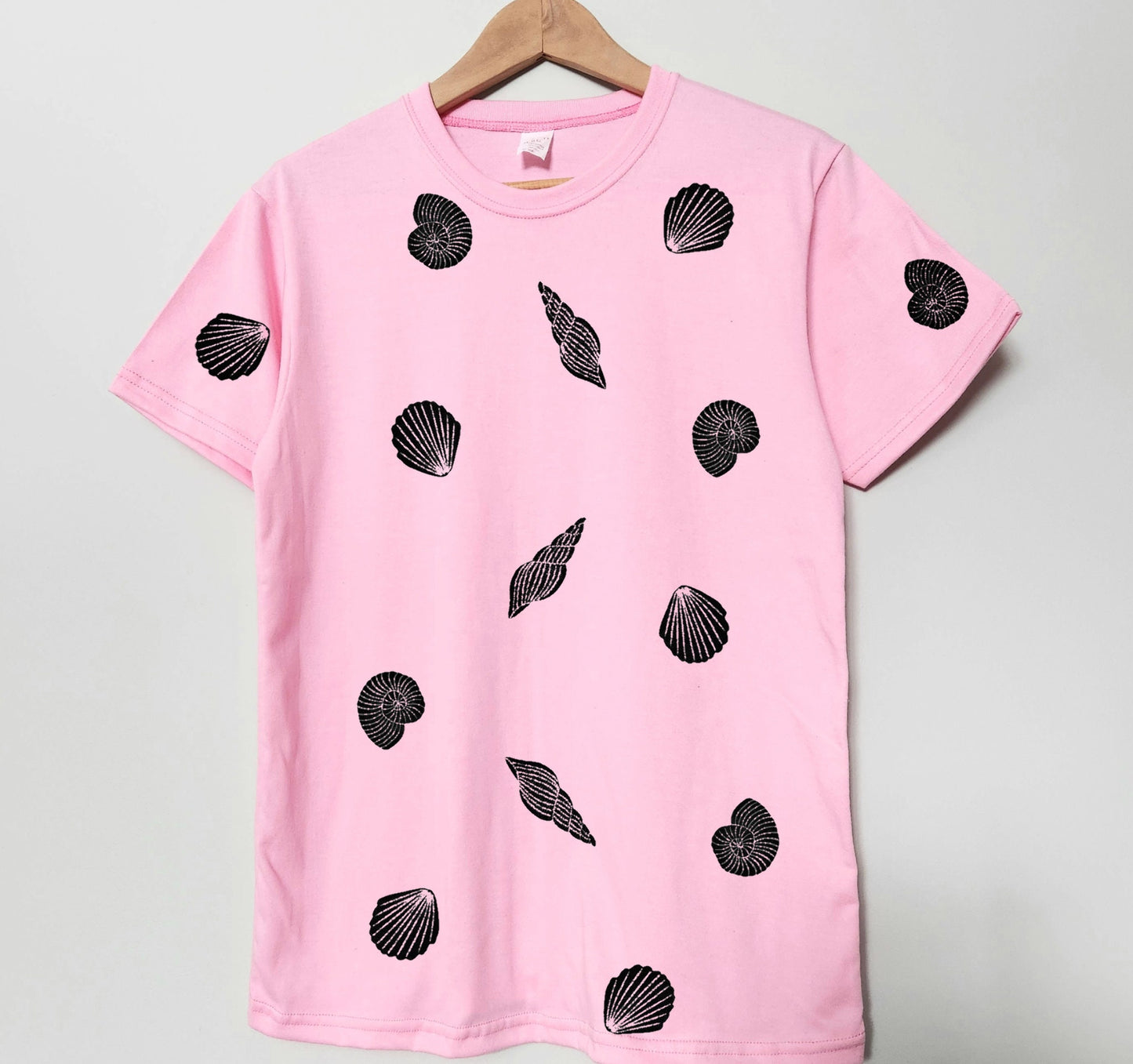 T-shirt coquillages, t-shirt unisexe imprimé à la main, imprimé sur le thème de l'océan linogravé, illustration de la mer côtière imprimée en bloc, mode éthique