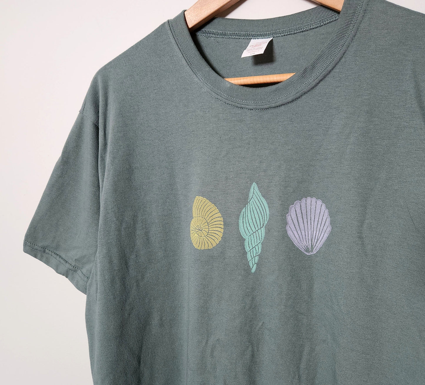T-shirt coquillage, tee-shirt unisexe océan imprimé à la main, thème coquillages pastel, t-shirt de plage imprimé bloc, mode estivale biologique éthique