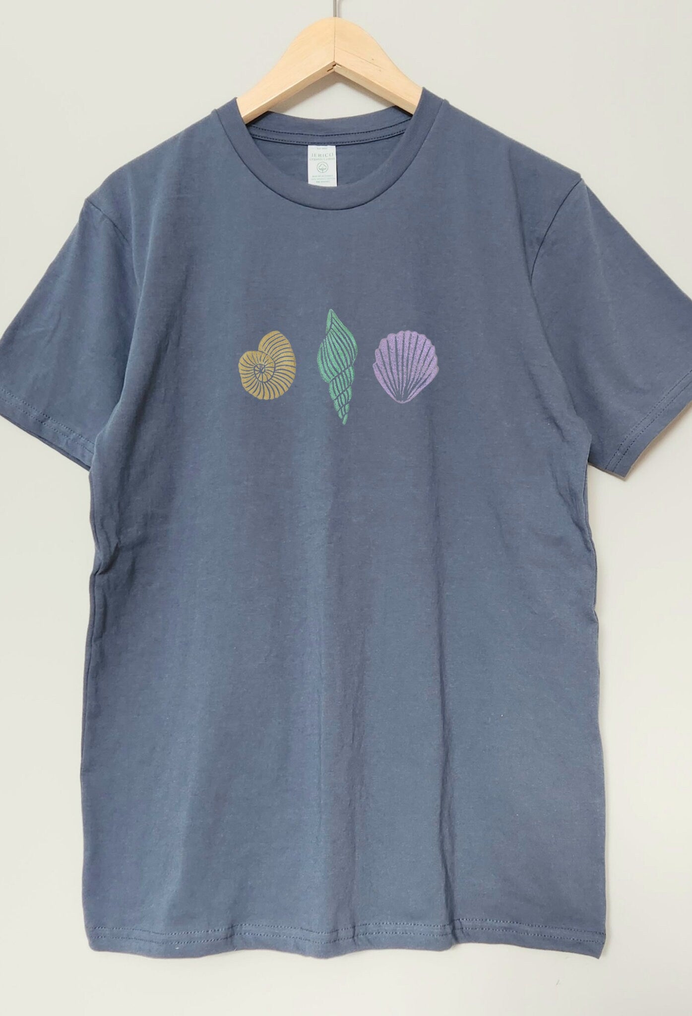 T-shirt coquillage, tee-shirt unisexe océan imprimé à la main, thème coquillages pastel, t-shirt de plage imprimé bloc, mode estivale biologique éthique