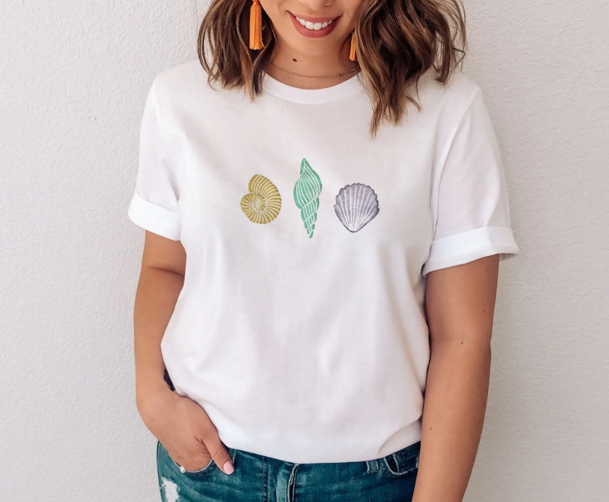 T-shirt coquillage, tee-shirt unisexe océan imprimé à la main, thème coquillages pastel, t-shirt de plage imprimé bloc, mode estivale biologique éthique