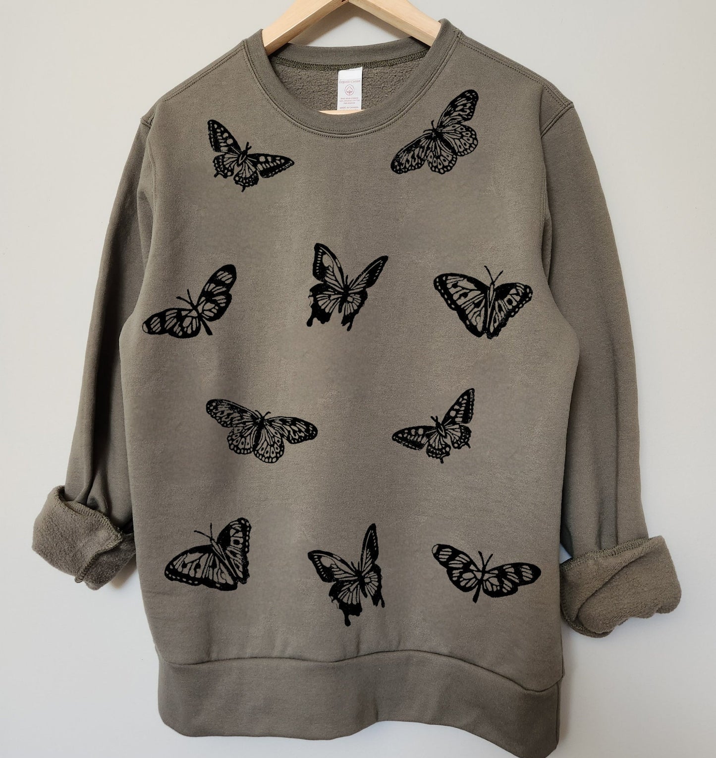 Sweat-shirt papillon, col d’équipage unisexe en coton biologique, motif papillons imprimés en bloc partout, mode d’automne éthique