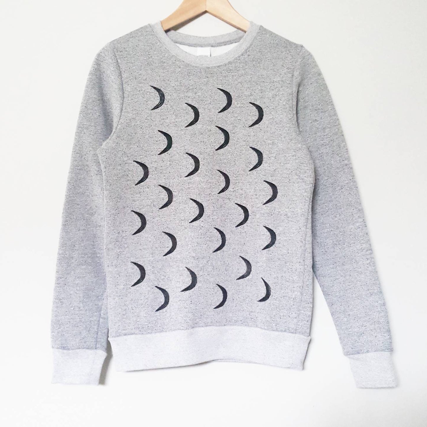 Sweat-shirt croissant de lune, phases de lune unisexe crewneck, design minimaliste demi-lune estampillé à la main, pull gris imprimé monochrome pull polaire