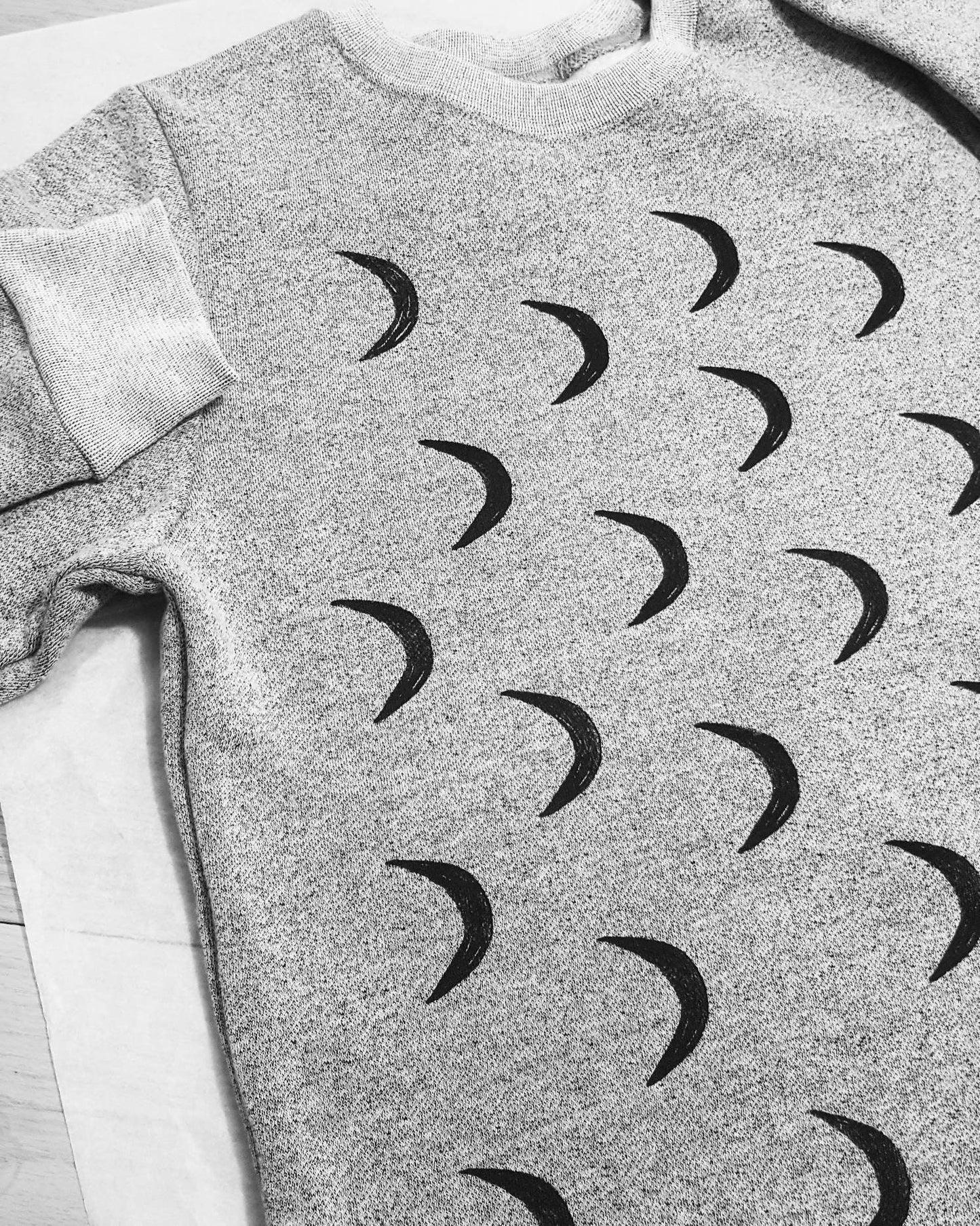 Sweat-shirt croissant de lune, phases de lune unisexe crewneck, design minimaliste demi-lune estampillé à la main, pull gris imprimé monochrome pull polaire