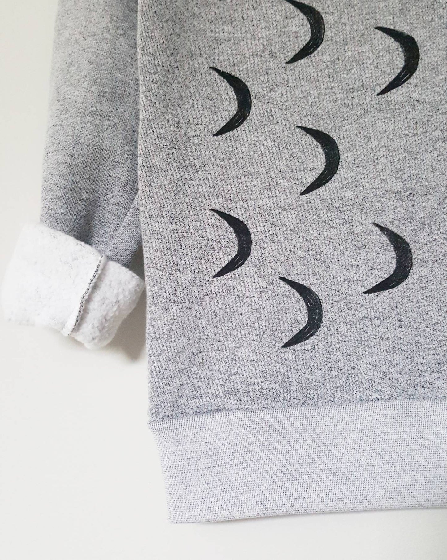 Sweat-shirt croissant de lune, phases de lune unisexe crewneck, design minimaliste demi-lune estampillé à la main, pull gris imprimé monochrome pull polaire