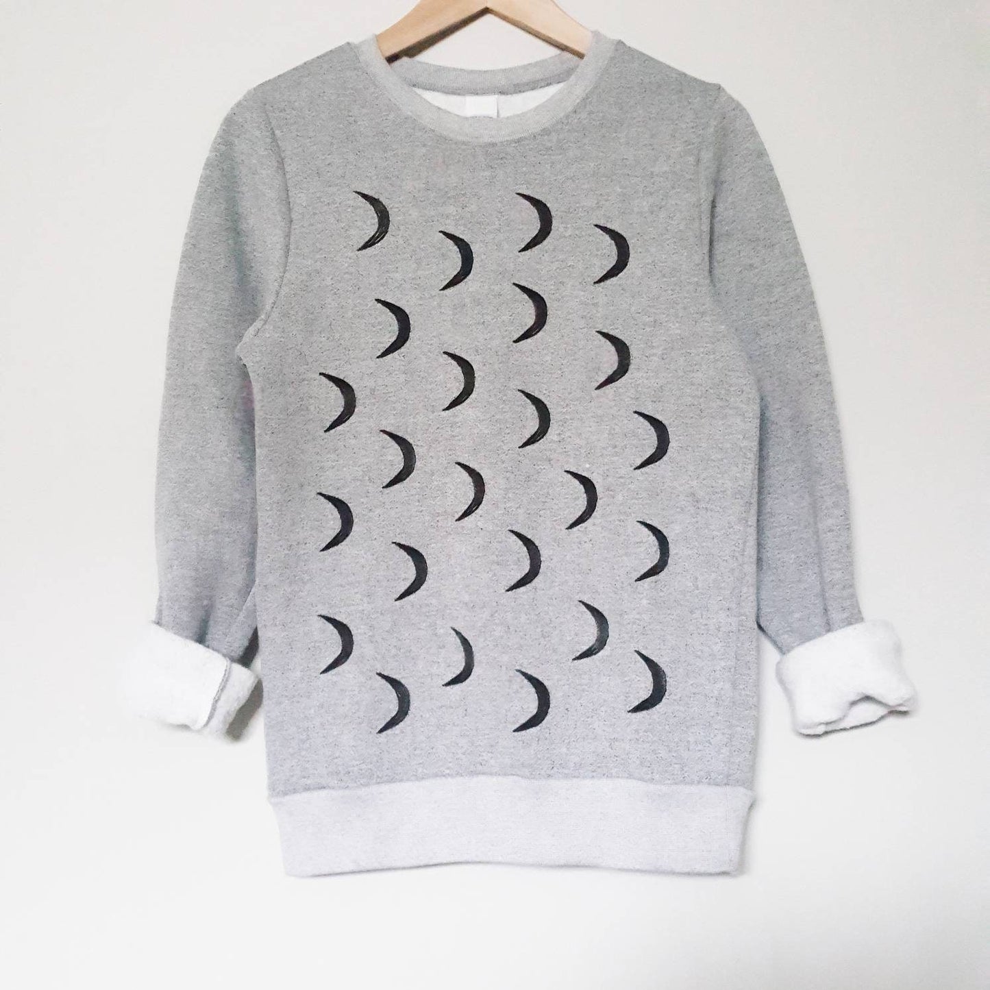 Sweat-shirt croissant de lune, phases de lune unisexe crewneck, design minimaliste demi-lune estampillé à la main, pull gris imprimé monochrome pull polaire