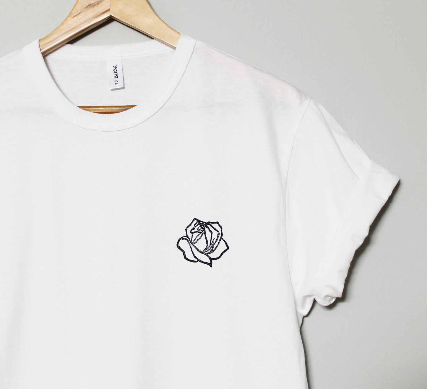 T-shirt rose, chemise à fleurs imprimée à la main UNISEX, imprimé bloc floral minimaliste, tee-shirt lino botanique estampillé à la main, mode éthique