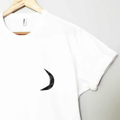 T-shirt lune, chemise imprimée à la main UNISEX, demi-lune minimaliste, phase de lune, impression en bloc lino, design céleste estampillé à la main, mode éthique