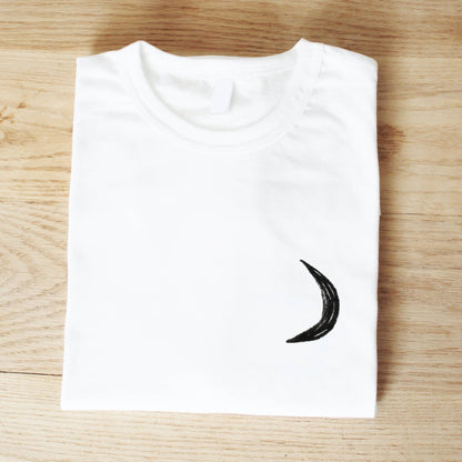 T-shirt lune, chemise imprimée à la main UNISEX, demi-lune minimaliste, phase de lune, impression en bloc lino, design céleste estampillé à la main, mode éthique