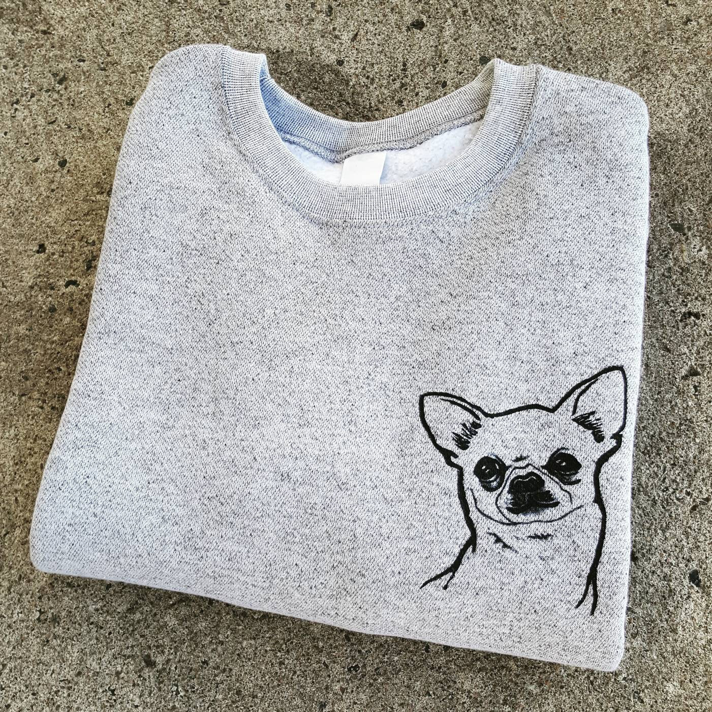 Sweat-shirt Chihuahua, col d’équipage unisexe pour chien, pull chichi linoprint, vêtements imprimés à la main de maman chien, pull gris estampillé à la main, pull en polaire