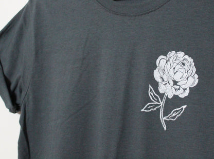 T-shirt pivoine, t-shirt imprimé floral UNISEX, fleur blanche vintage imprimée à la main, tee-shirt au charbon botanique, impression en bloc estampillée à la main, design lino