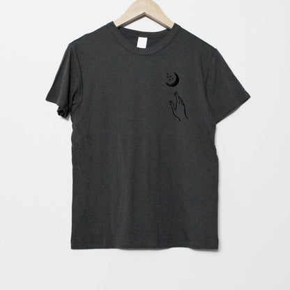 T-shirt main et lune, chemise imprimée à la main UNISEX, demi-lune minimaliste, imprimé bloc lino, design céleste estampillé à la main, mode éthique