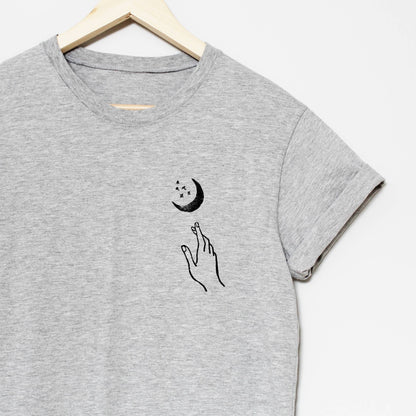 T-shirt main et lune, chemise imprimée à la main UNISEX, demi-lune minimaliste, imprimé bloc lino, design céleste estampillé à la main, mode éthique