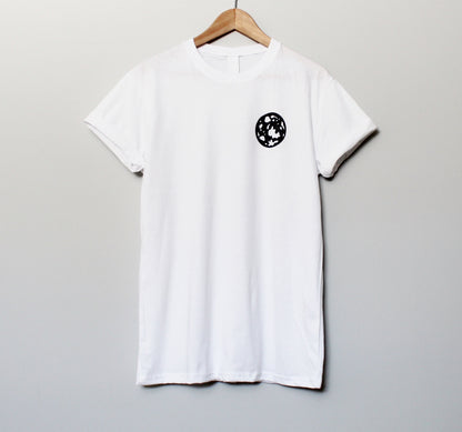 T-shirt pleine lune, tee-shirt imprimé à la main UNISEX, lune noire minimaliste, impression en bloc lino, design céleste estampillé à la main, mode éthique
