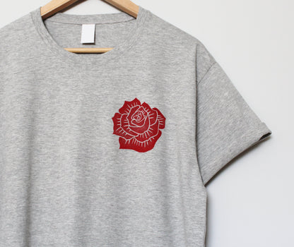 T-shirt rose rouge, chemise à fleurs imprimée à la main UNISEX, imprimé bloc floral minimaliste, tee-shirt lino botanique estampillé à la main, mode éthique