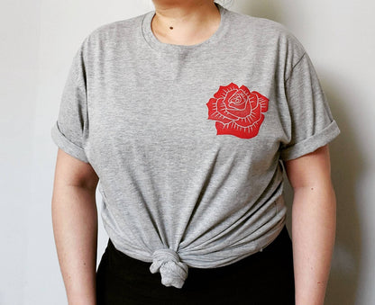 T-shirt rose rouge, chemise à fleurs imprimée à la main UNISEX, imprimé bloc floral minimaliste, tee-shirt lino botanique estampillé à la main, mode éthique