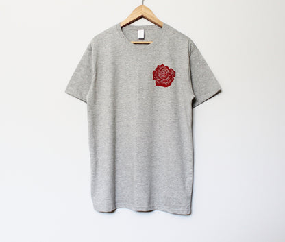 T-shirt rose rouge, chemise à fleurs imprimée à la main UNISEX, imprimé bloc floral minimaliste, tee-shirt lino botanique estampillé à la main, mode éthique