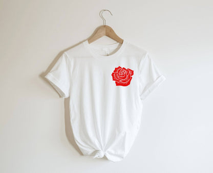 T-shirt rose rouge, chemise à fleurs imprimée à la main UNISEX, imprimé bloc floral minimaliste, tee-shirt lino botanique estampillé à la main, mode éthique