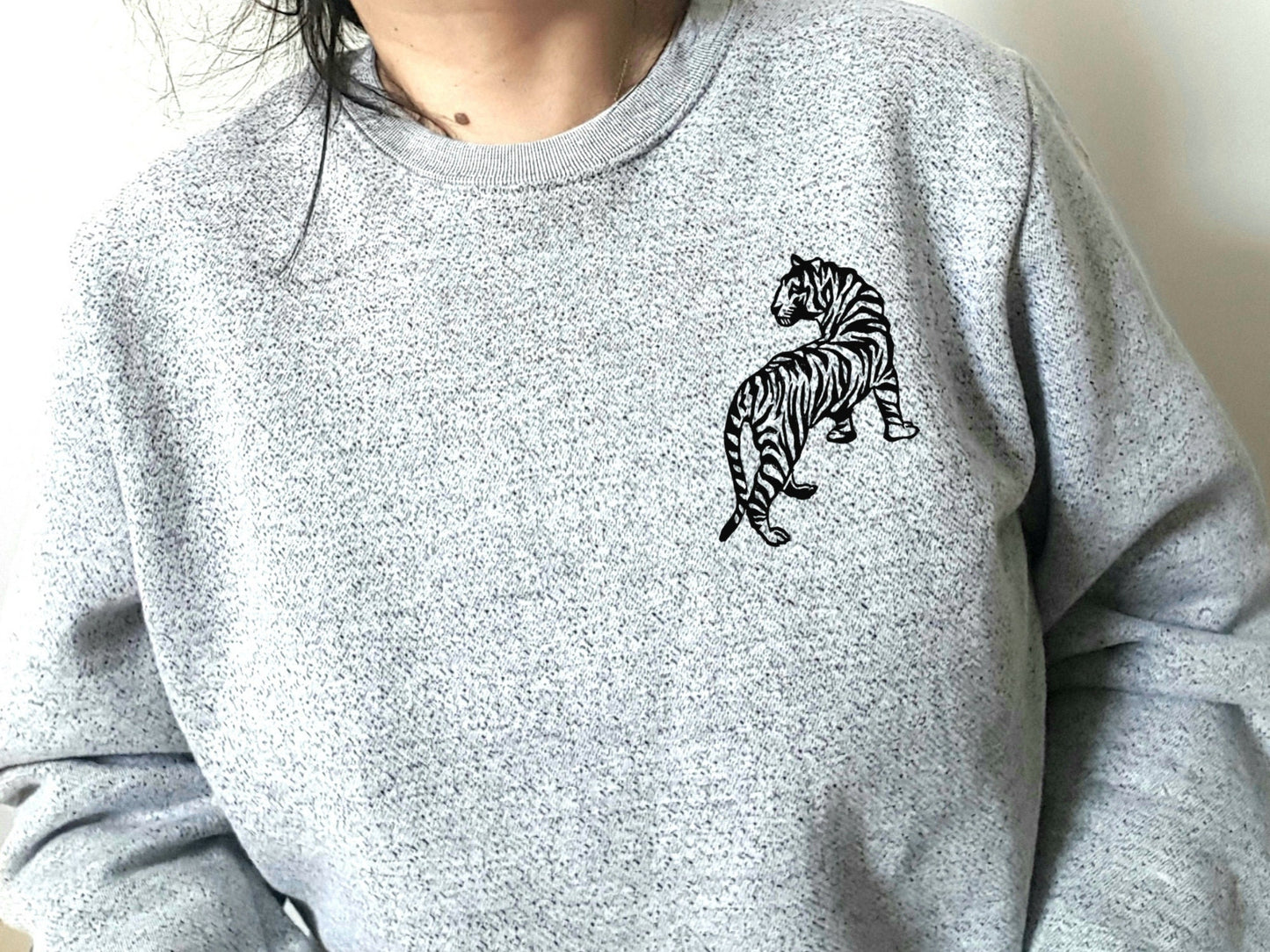 Sweat-shirt tigre, pull unisexe imprimé à la main, col d’équipage tigre, design estampillé imprimé à la main, mode éthique, pull gris, pull polaire