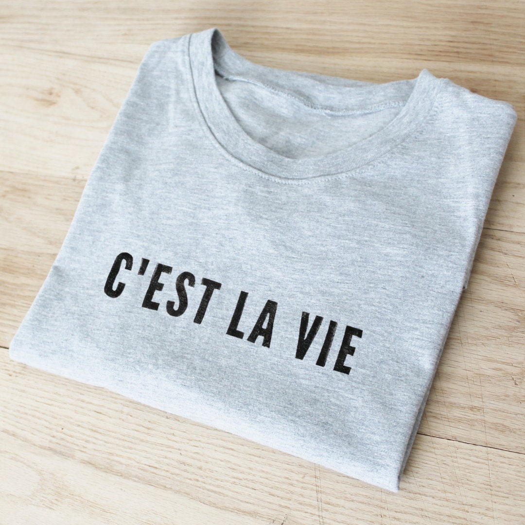 T-shirt C'est la vie, t-shirt graphique UNISEX imprimé à la main, citation français, tee-shirt calligraphie, mode minimaliste, cadeau unique, mode éthique