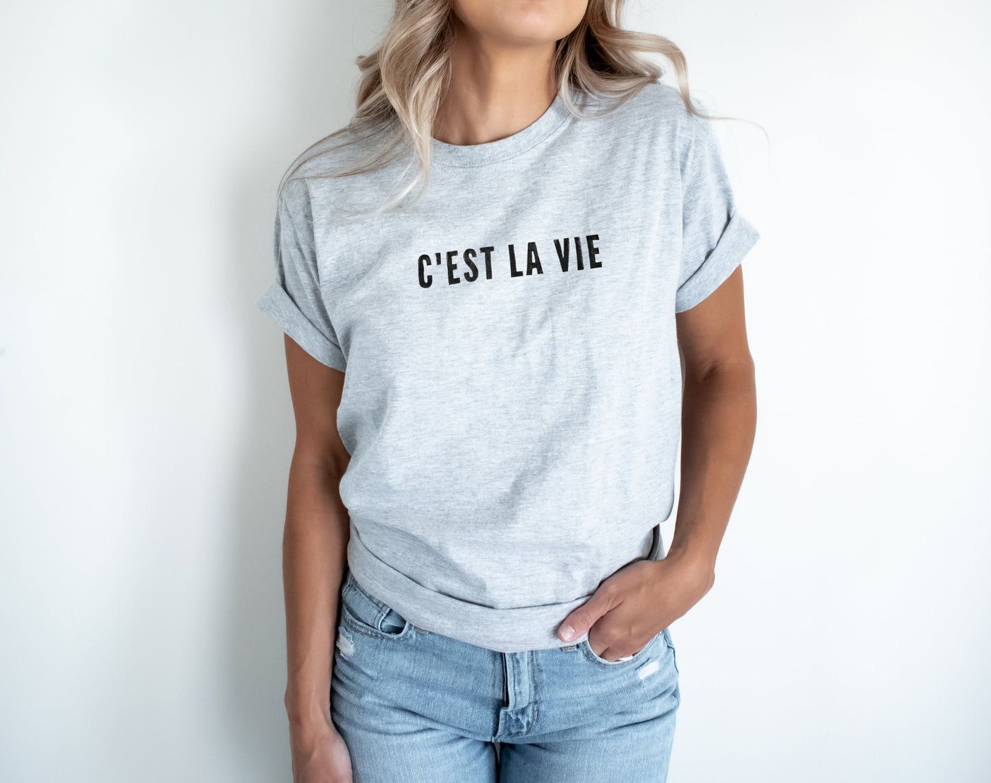 T-shirt C'est la vie, t-shirt graphique UNISEX imprimé à la main, citation français, tee-shirt calligraphie, mode minimaliste, cadeau unique, mode éthique