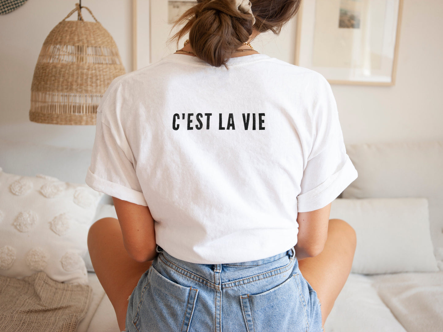 T-shirt C'est la vie, t-shirt graphique UNISEX imprimé à la main, citation français, tee-shirt calligraphie, mode minimaliste, cadeau unique, mode éthique