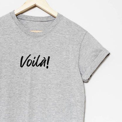 T-shirt Voilà, t-shirt UNISEX imprimé à la main, tee-shirt citation français, imprimé calligraphie graphique, mode minimaliste, cadeau unique, mode éthique