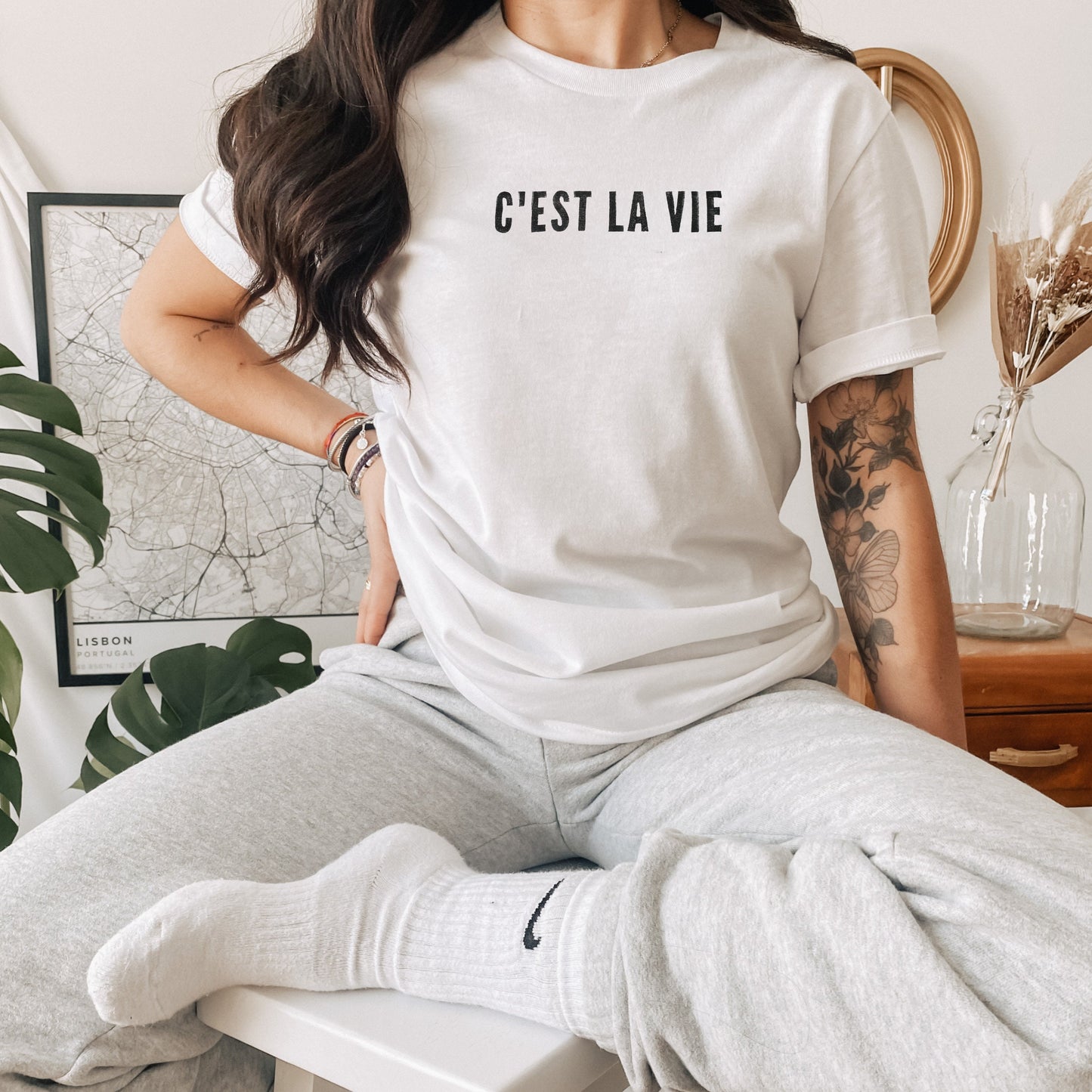 T-shirt C'est la vie, t-shirt graphique UNISEX imprimé à la main, citation français, tee-shirt calligraphie, mode minimaliste, cadeau unique, mode éthique