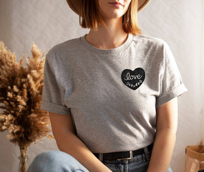 T-shirt d’amour graphique, t-shirt UNISEX imprimé à la main, tee-shirt imprimé cœur, mode minimaliste, cadeau unique, design imprimé en bloc, mode éthique