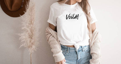 T-shirt Voilà, t-shirt UNISEX imprimé à la main, tee-shirt citation français, imprimé calligraphie graphique, mode minimaliste, cadeau unique, mode éthique