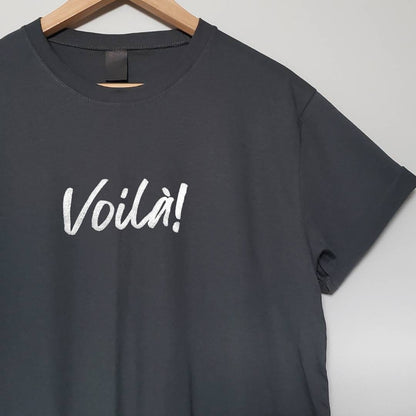 T-shirt Voilà, t-shirt UNISEX imprimé à la main, tee-shirt citation français, imprimé calligraphie graphique, mode minimaliste, cadeau unique, mode éthique